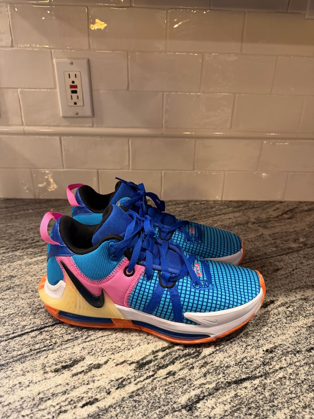 Mens Nike LeBron Witness VII Hyper Royal Pink Black DM1123-400 Size 8.5